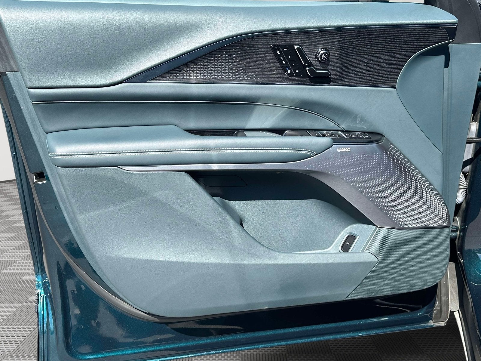 2024 Cadillac LYRIQ Sport 3