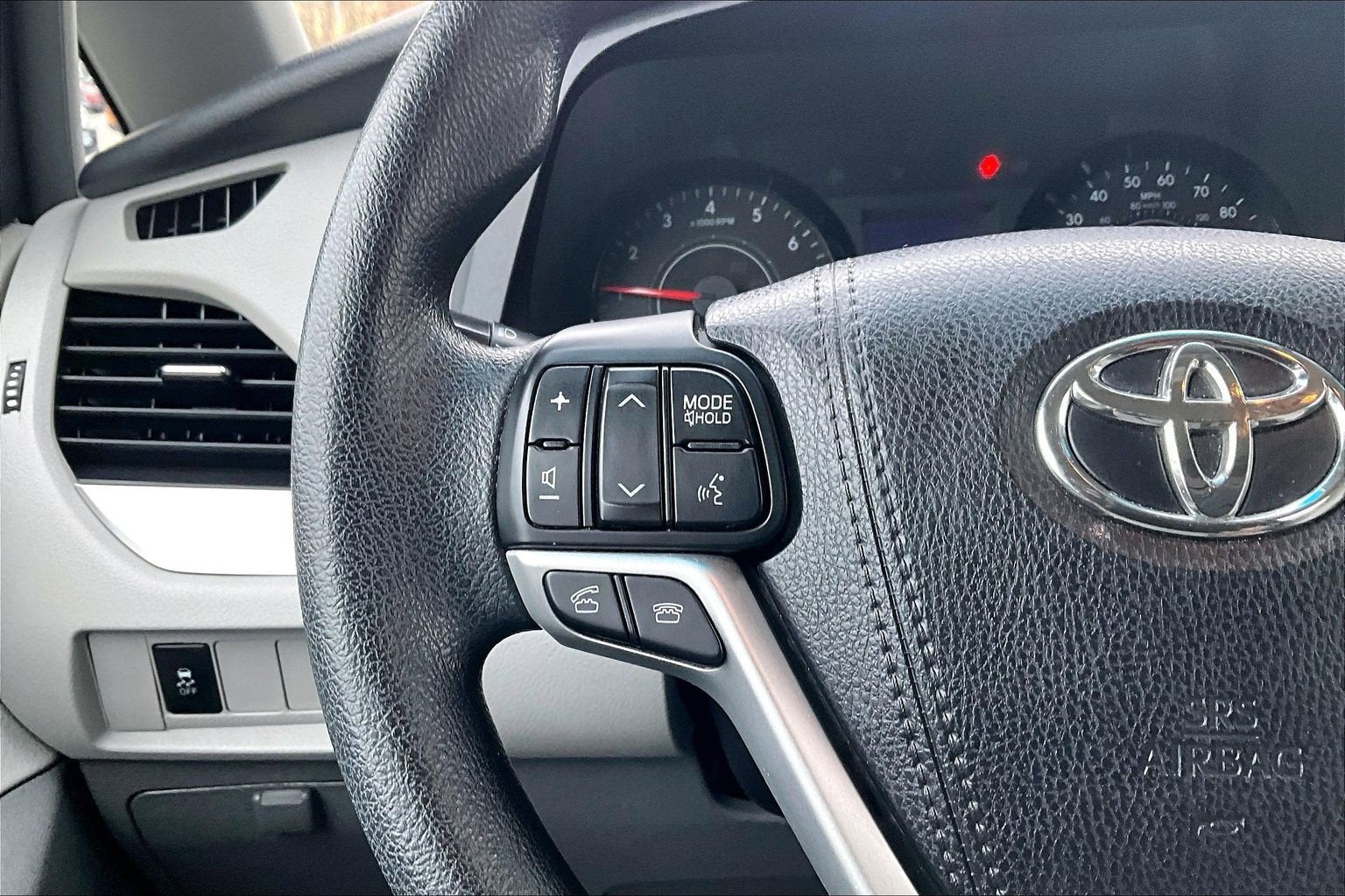 2017 Toyota Sienna LE Auto Access Seat